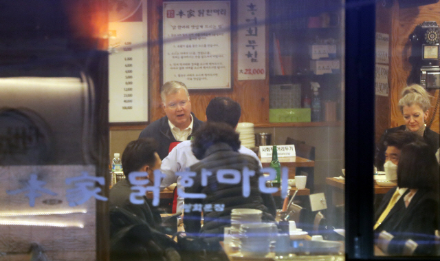 스티븐 비건 미국 국무부 부장관이 10일 서울 광화문의 닭한마리 식당을 방문해 식사를 준비하고 있다.