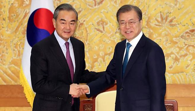 방한한 왕이(왼쪽) 중국 외교부장.
