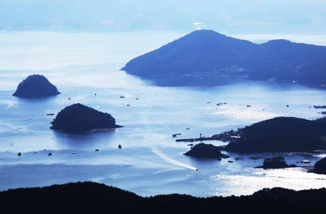 문수암에서는 한려해상국립공원의 크고 작은 섬이 그림처럼 펼쳐진다. ⓒ박준규