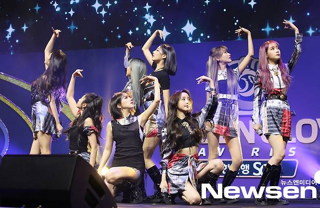 Lovelyz, Golden Gloves, the Celebration StageThe 2020 KBO Golden Glove Awards ceremony was held at the COEX Auditorium in Samseong-dong, Gangnam-gu, Seoul on the afternoon of December 11Girl group Lovelyz presented Celebration stage.Photosexpressiveness