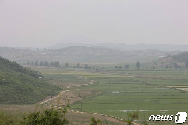 평양-향산고속도로 서쪽 영변군의 초입에 있는 농촌마을의 풍경. (미디어한국학 제공) 2020.12.12.© 뉴스1