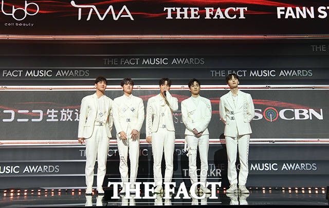2020 TMA] NUEST to pose in Red CarpetThe 2020 The Fact Music Awards was held in a way that thoroughly complies with the anti-virus guidelines and adds online connections to Untact, which means non-face-to-face, for the safety of fans and The Artist to prevent the spread of Corona 19.TMA includes BTS, Super Junior, NUEST, GOT7 (Godseven), MonsterX, Seventeen, Gang Daniel, Twice, Mamamu, (girls) children, ITZY (yes), Stray Kids, Tomorrow By Together, ATIZ, Crabbitty, Weekly, K-pop The Artists, who are the most popular in the world, including The Boys, IZWON, and Jesse, appeared.Red Carpet at 4 pm on December 12, 6 pm This awards ceremony will be broadcast and it was broadcast simultaneously to 30 countries around the world through Naver V LIVE.