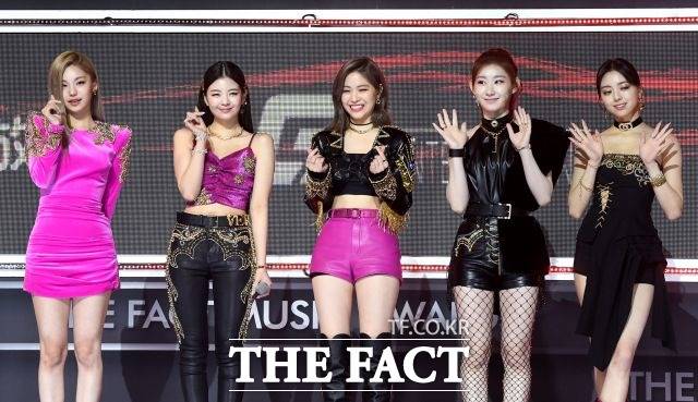 걸그룹 ITZY(있지) 멤버 예지, 리아, 류진, 채령, 유나(왼쪽부터)가 12일 오후 열린 '2020 더팩트 뮤직 어워즈' 레드카펫 행사에서 포즈를 취하고 있다. /이효균 기자