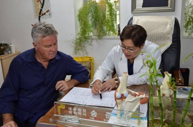 송준섭 강남제이에스병원 원장(오른쪽)은 “통증은 우리 몸에서 쉬라고 하는 경고 사인이다. 운동은 무리하면 몸을 망칠 수 있다”고 강조했다. 그는 2014년 지팡이를 짚고 걷던 거스 히딩크 전 한국 축구대표팀 감독에게 줄기세포 무릎수술을 해 테니스까지 다시 치게 만든 정형외과 전문의다. 강남제이에스병원 제공.