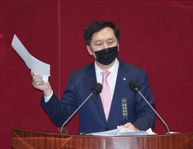 국민의힘 김기현 의원이 9일 오후 국회 본회의에서 고위공직자범죄수사처 설치 및 운영에 관한 법률 일부개정법률안(대안)에 대해 무제한 토론을 하고 있다. 연합뉴스