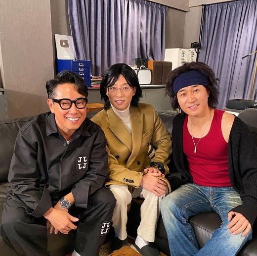 Isnt that a line-up prank...Yoon Jong Shin, Yoo Jae-Suk X Kim Jong-min and a jolly three-shotSinger Yoon Jong Shin has released photos taken with broadcasters Yoo Jae-Suk and Singer Kim Jong-min.On the 12th, Yoon Jong Shin posted a picture on Instagram with an article entitled Bae Yong-joon & So Ji-sub that I met for a long time.In the photo, Yoon Jong Shin sits alongside actors Bae Yong-joon, So Ji-sub, and Kim Jong-min, respectively.Keen is the only one who is interested in the three people who are laughing at the sight.Many netizens responded with a hot response, saying, Jung Woo-sung, Bae Yong-joon, So Ji-sub lineup is not a joke, I saw a lot of it everywhere, Its fun to see pictures, and There is Jung Woo-sung next to me.Yoon Jong Shin will appear on MBC What do you do when you play?, which is broadcasted at 6:30 pm on the day.