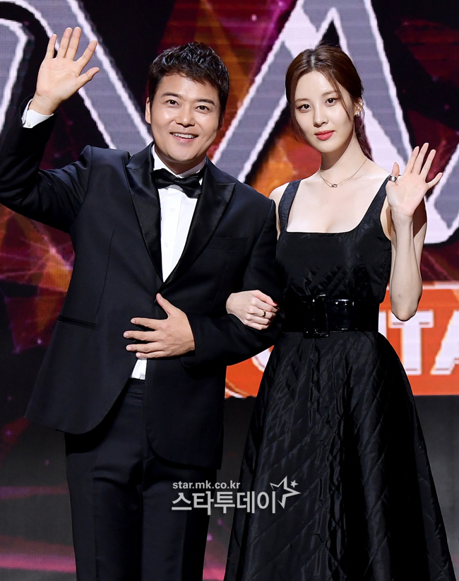 Jun Hyun-moo - Seohyun, Awards progression comboThe 2020 The Fact Music Awards was held on Wednesday. Events were held on-tack with red carpets and Bon Awards to prevent the spread of Corona 19.In this 2020 The Fact Music Awards, BTS, Super Junior, New East, Godseven (GOT7), Monster X, Seventeen, Gang Daniel, Twice, Mamamu, (woman) children, Isy (ITZY), Stray Kids, Tomorrow by Together, ATIZ, Crabity, Wiith Cleeley, The Boys, Aizwon, Jesse and Enhyphen (ENHYPEN) attended.The event was hosted by broadcasters Jun Hyun-moo and Actor Seohyun.In addition, Actor Ha Ji Won, Lee Dong Wook, Jung Ji Hoon, Park Hae Jin, Italy, and Kim Hye Yoon will attend the awards.