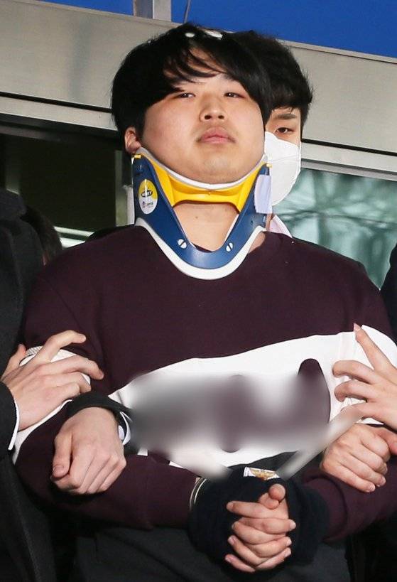 '박사방' 운영자 조주빈(25)이 지난 3월 서울 종로구 종로경찰서에서 서울중앙지방검찰청으로 이송되고 있다. 뉴스1