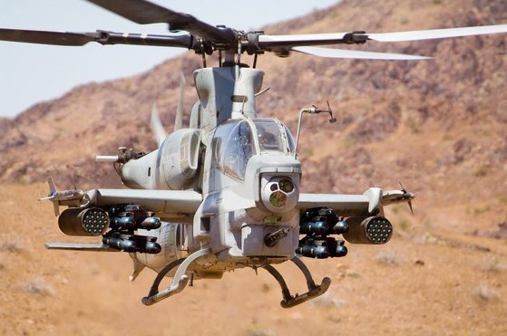 미국 해병대가 상륙공격헬기로 운용하는 바이퍼(AH-1Z)는 기동성과 방호력, 공격력이 모두 뛰어난 기체로 평가된다. [미 해병대 제공]