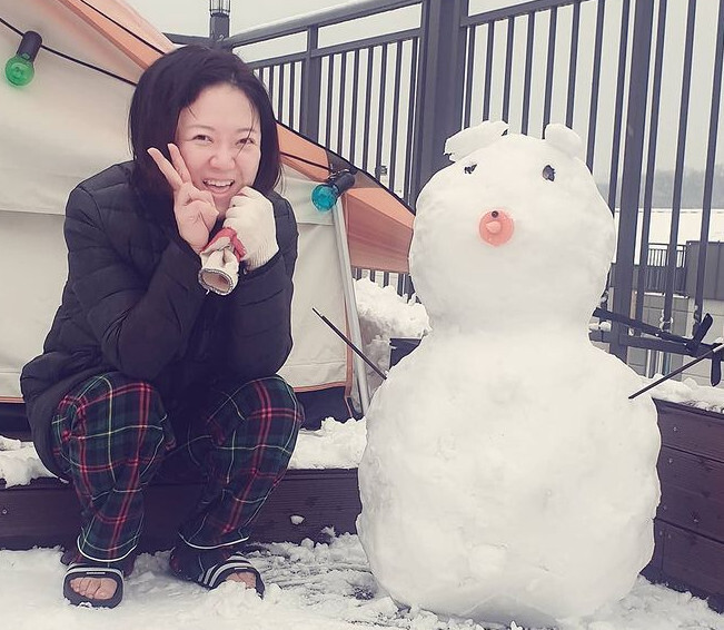 Kim Sook, Love at first night Recall Girl sensibility Snowman is just a whileGag Woman Kim Sook could not hide her heart in love at first night.Kim Sook posted a picture on December 13th in Instagram with an article entitled Wow... How long is the snowman?Kim Sook in the picture makes a snowman on the roof and leaves a certified shot, and even the person who sees it is happy with a snowman equipped with cute bear ears and nose.Kim Sook seems to be working on making snowmen in his pajamas and overcoats, and he feels pure charm in his childish smile, leaving a certified shot.