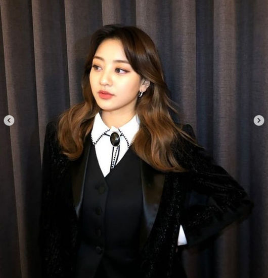  Group TWOS JIHYO revealed its curvy figure.JIHYO POSTED A PHOTO ON TWOCES OFFICIAL SNS ON 13 JUNE WEARING A BLACK COSTUME WITH THE WORDS ONES EYES OUT.In the photo, JIHYO looked elegant in colorful makeup and a neat black suit.  JIHYOS ALLOLY EXPRESSION IS ALSO ATTRACTIVE.ON OCTOBER 26, ALICE, JIHYOS SECOND REGULAR ALBUM, EYES WIDE OPEN,