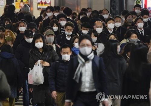 (도쿄 EPA=연합뉴스) 10일 일본 도쿄도(東京都)에서 직장인들이 신주쿠(新宿)역을 향해 이동하고 있다.