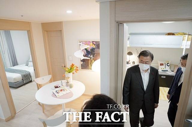 문재인 대통령은 지난 11일 경기 화성시 LH 임대주택 100만호 기념단지인 동탄 공공임대주택을 방문했다. /청와대 제공