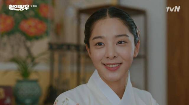 설인아가 ‘철인왕후’ 속 신혜선의 라이벌로 활약을 예고했다. tvN 화면 캡처
