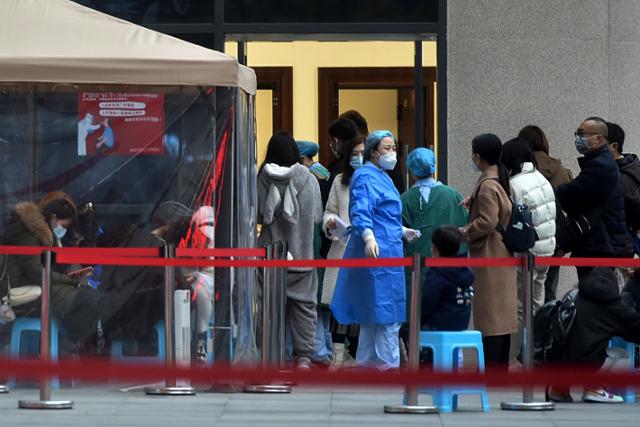 중국 쓰촨성 청두시 주민들이 8일 시내 병원에 마련된 코로나19 진료소에 줄지어 서 있다. 청두=AP 연합뉴스
