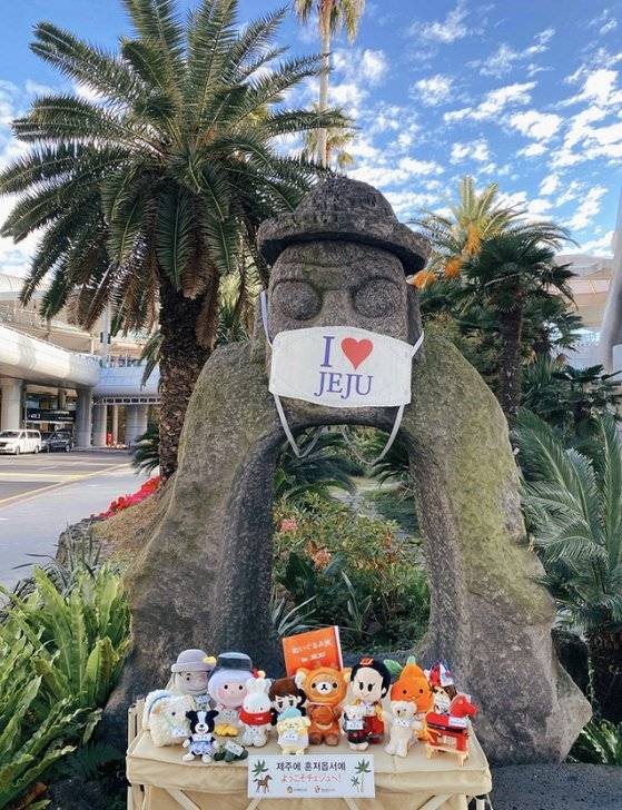 일본에서 사연을 신청한 사람들의 캐릭터 인형이 대신 제주여행을 다니는 모습.