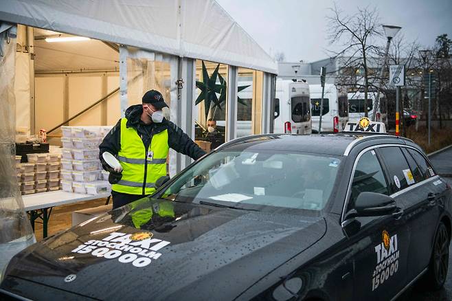 지난 4일(현지시간) 스웨덴 스톡홀롬에서 택시기사가 드라이브스루 코로나19 검사를 받고 있다.   스톡홀롬｜AFP연합뉴스