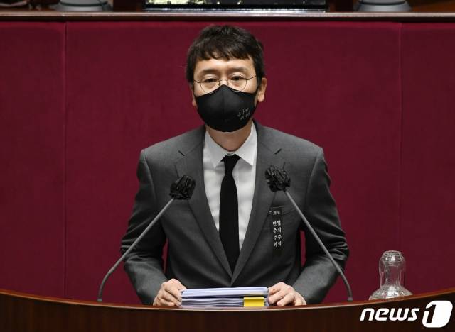 국민의힘 김웅 의원이 11일 오전 서울 여의도 국회에서 열린 본회의에서 국정원법 개정안에 대한 무제한 토론(필리버스터)을 하고 있다. /사진=뉴스1.