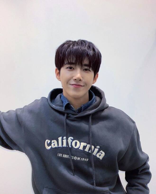 Hwang Kwanghee right? Man to Man and a warm Smile better handsome [SNScut]Broadcaster and MC Hwang Kwanghee reported on the more handsome situation.Hwang Kwanghee uploaded two photos to his Instagram on December 13 with the phrase good night.In the photo, Hwang Kwanghee is smiling lightly in a man to Man; Hwang Kwanghee snipped at her with a sleek jawline and dark features.The news says Han Jung-won