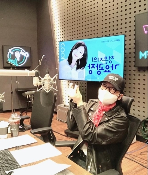Gayo Plaza Yi Dong-hwi Go Ah-sung best friend is Park Jung-min, I always 2-3Actor Yi Dong-hwi has revealed his friendship with Go Ah-sung.In KBS Cool FM Jung Eun-jis Song Plaza broadcast on December 14, Yi Dong-hwi, who is about to release the movie New Years Eve, took on a special DJ instead of DJ Jung Eun-ji.On that day, Yi Dong-hwi made a surprise phone call to Go Ah-sung.Go Ah-sung said: Yi Dong-hwi Actors best friend.I was listening to and watching the radio together, and Yi Dong-hwi said,  (Go Ah-sungs) best friend is Park Jung-min, and I am always in second or third place.But I always count Mr. Go Ah-sung as the first. Go Ah-sung, who said, I want to be clean, said, Yi Dong-hwi Actor is a very young junior I really like and a precious person who can be shared when I am happy and sad.Park Su-in on the news