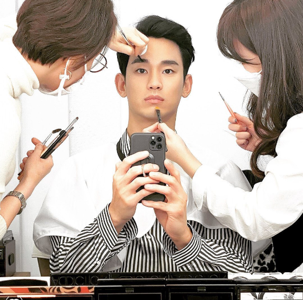 Kim Soo-hyun, you have steam on your face handsome...Mirror selfie disclosure [SHOT!]On the 14th, Kim Soo-hyun released a picture of a mirror self-portrait without any comment on his personal Instagram.In the photo, Kim Soo-hyun is surrounded by makeup The Artists and receives makeup.Even with his expressionless expression, his distinctive features, dark hair, and eyebrows are impressive.Meanwhile, Kim Soo-hyun has been recognized for his acting skills in the drama Psycho but Its OK, which ended in August. Recently, he was selected as Hot Issue Award and Actor of the Year in the 2020 Asia The Artist Awards.[Photo] Kim Soo-hyun Instagram