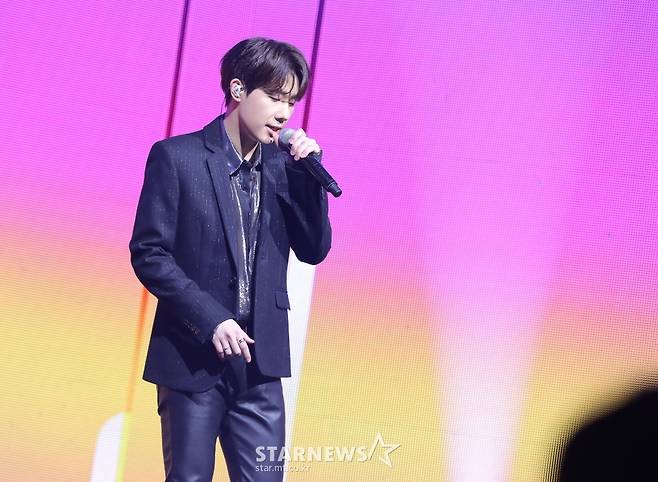 Kim Seong-gyu under pink lightingInfinite Kim Seong-gyu is showing a new song at the showcase of the third Mini album INSIDE ME which was broadcast live on Online on the afternoon of the 14th./ Photos: Ullim Entertainment