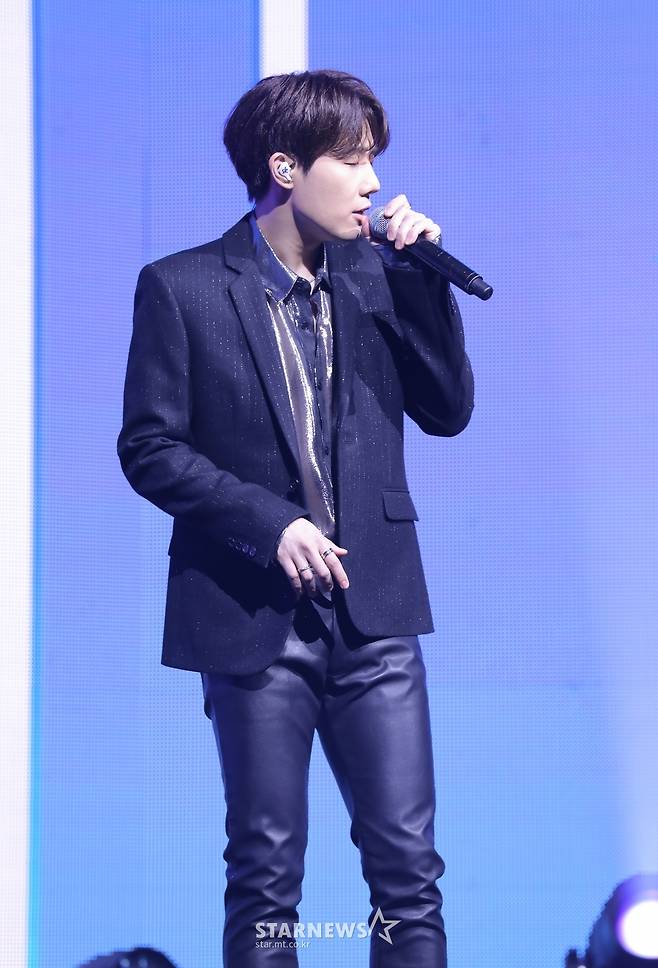 Kim Seong-gyu perfect jawlineInfinite Kim Seong-gyu is presenting a new song at the showcase of the third Mini album INSIDE ME released on Online Live on the afternoon of the 14th./ Photos: Ullim Entertainment
