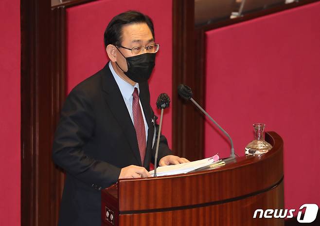 주호영 국민의힘 원내대표가 14일 오후 열린 국회 본회의에서 남북관계 발전법 개정안에 대한 무제한 토론을 하고 있다. 2020.12.14/뉴스1 © News1 박세연 기자