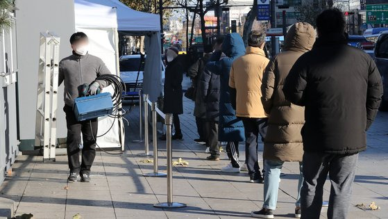 14일 서울 종로구 탑골공원 앞에 마련한 신종 코로나바이러스 감염증(코로나 19) 임시 선별진료소에서 시민들이 검사를 기다리고 있다. 뉴스1