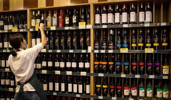 중국이 수입하는 와인 중 호주산은 37%를 차지한다. 중국이 호주산 와인에 규제를 가하자 이 틈을 노린 각국 와인업계의 경쟁이 치열해지고 있다. [AFP=연합뉴스]