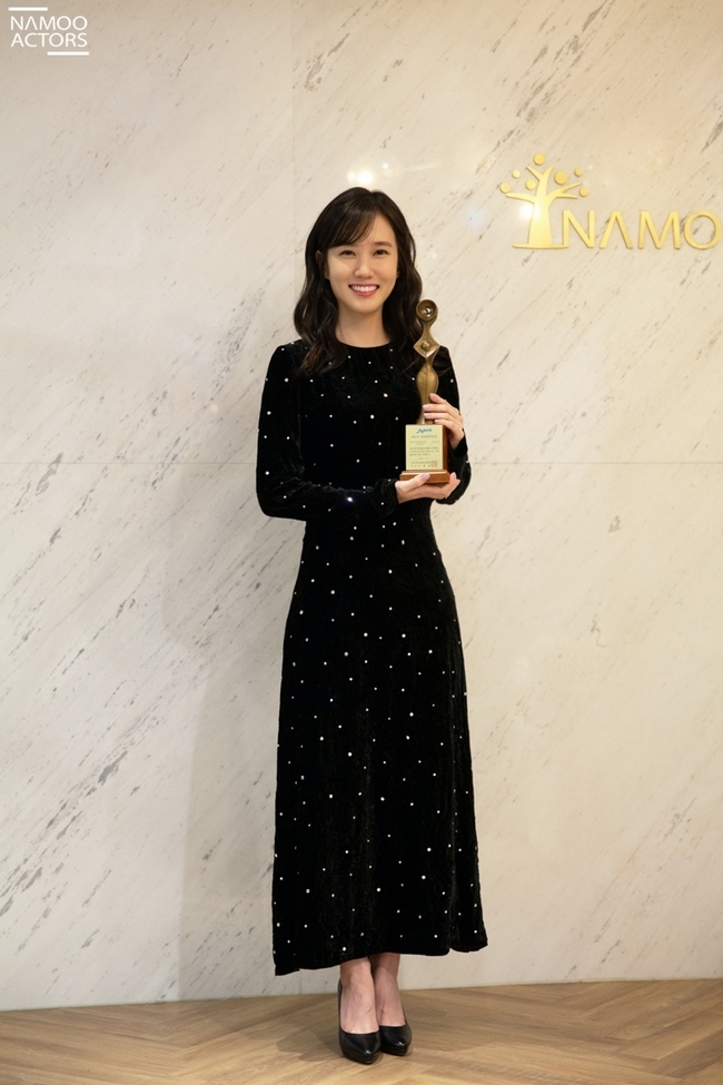 Park Eun-bin Grimae Awards Best Female Acting Award Thanks to Shooting Directors FeaturesActor Park Eun-bin won the Best Female Acting Award at the 2020 Grimae Awards.Park Eun-bins trend, which has been busy more than anyone else, is now ongoing.Starting with the drama UEFA Champions League, which caused the syndrome in the house theater, Do you like Brahms?Park Eun-bin, who led the topic, has been enjoying a two-run home run, and has been attracting a lot of attention with the honor of the award.Through this award, Park Eun-bin has clearly proved to have a wide range of Acting Spectrums.In two works that are different in genre and feature, it shows not only the ability to act with solid inner space but also the extraordinary presence, and it is deeply imprinted in the hearts of the public with the expected actor.In particular, in the UEFA Champions League, which had a 19% highest audience rating, Park Eun-bin was like a fish that met water.This is because it transformed into the first and youngest professional baseball management team leader Lee Se-young in Korea and impressed viewers.In the drama, Park Eun-bin made his charismatic charm more brilliant with his passionate eyes and clear vocalization.As a result, I created a new character of foreign oil with my endless charm Spectrum, and at the same time I was loved by it and stood as the center of the craze.Park Eun-bin said, I am truly grateful for allowing me to receive the Grimae Awards.Especially, it is more meaningful because it is a prize given by the filmmakers themselves. I think I received the award because there are filmmakers who watch me every day and give me the best moments and images.I would like to thank you very much and I will keep it precious. He also expressed his desire to work harder so that he will not be ashamed of the title of Best .Kim Myung-mi in the news