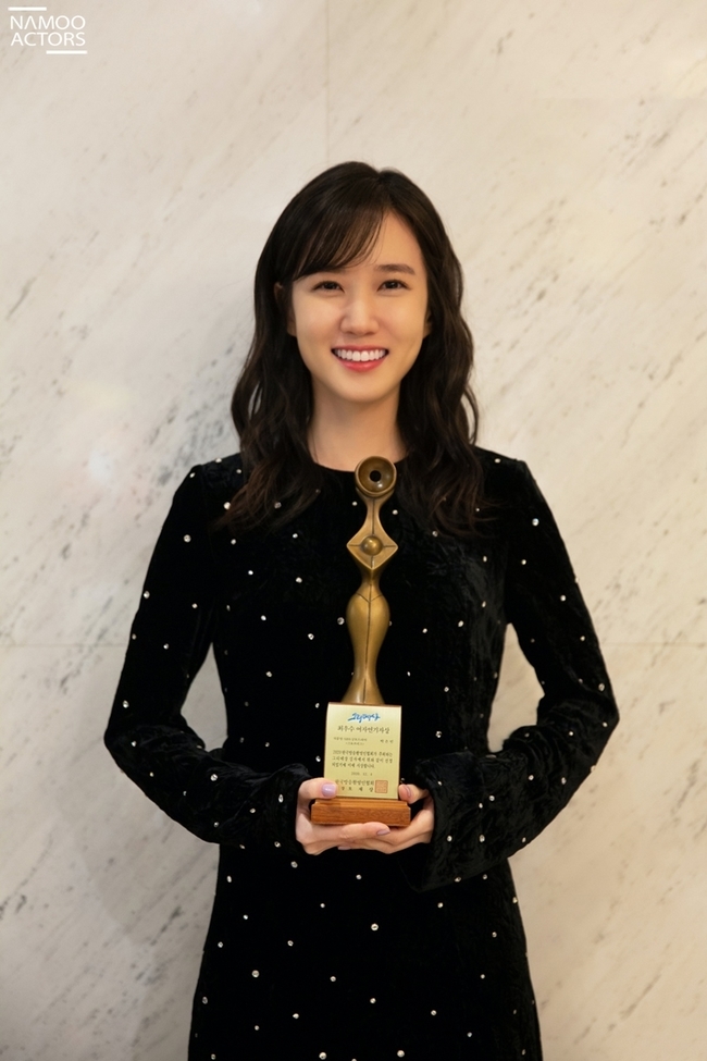 Park Eun-bin Grimae Awards Best Female Acting Award Thanks to Shooting Directors FeaturesActor Park Eun-bin won the Best Female Acting Award at the 2020 Grimae Awards.Park Eun-bins trend, which has been busy more than anyone else, is now ongoing.Starting with the drama UEFA Champions League, which caused the syndrome in the house theater, Do you like Brahms?Park Eun-bin, who led the topic, has been enjoying a two-run home run, and has been attracting a lot of attention with the honor of the award.Through this award, Park Eun-bin has clearly proved to have a wide range of Acting Spectrums.In two works that are different in genre and feature, it shows not only the ability to act with solid inner space but also the extraordinary presence, and it is deeply imprinted in the hearts of the public with the expected actor.In particular, in the UEFA Champions League, which had a 19% highest audience rating, Park Eun-bin was like a fish that met water.This is because it transformed into the first and youngest professional baseball management team leader Lee Se-young in Korea and impressed viewers.In the drama, Park Eun-bin made his charismatic charm more brilliant with his passionate eyes and clear vocalization.As a result, I created a new character of foreign oil with my endless charm Spectrum, and at the same time I was loved by it and stood as the center of the craze.Park Eun-bin said, I am truly grateful for allowing me to receive the Grimae Awards.Especially, it is more meaningful because it is a prize given by the filmmakers themselves. I think I received the award because there are filmmakers who watch me every day and give me the best moments and images.I would like to thank you very much and I will keep it precious. He also expressed his desire to work harder so that he will not be ashamed of the title of Best .Kim Myung-mi in the news