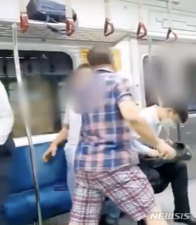 [서울=뉴시스] = 지난 8월27일 당산역을 지나던 서울 지하철 2호선 안에서 한 50대 남성이 마스크 착용을 요구하는 승객의 목을 조르고, 신고 있던 슬리퍼로 얼굴을 치고 있다. (사진=유튜브 캡쳐)2020.08.28.