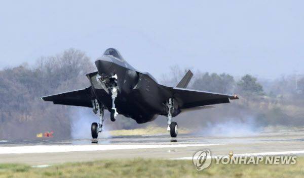 지난해 3월 청주기지에 도착하고 있는 공군 F-35A 스텔스기 1호기