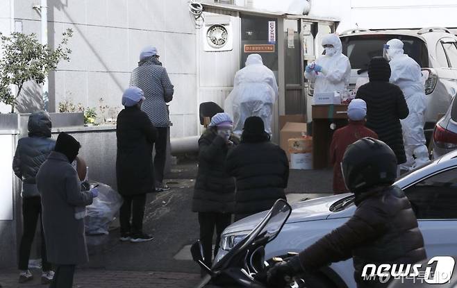 (울산=뉴스1) 윤일지 기자 = 16일 오전 신종 코로나바이러스 감염증(코로나19) 집단 감염이 발생한 울산 남구 양지요양병원에서 해당 병원 종사자들이 코로나19 4차 전수 검사를 받고 있다. 2020.12.16/뉴스1