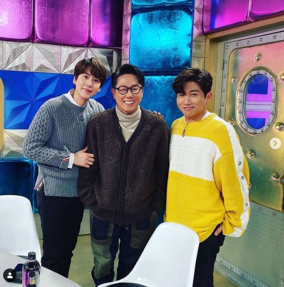 Yoon Jong Shin, Radio Star 700 special feature Cao Yu preview ..Cho Kyuhyun Yoo Se-yoon alsoSinger Yoon Jong Shin has been Cao Yu for a long time with the cast ahead of the 700th Radio Star.On June 16, Yoon Jong Shin released photos taken with members of Radio Star through his instagram.The photo also shows Super Junior Cho Kyuhyun and Yoo Se-yoon who performed Radio Star together with Yoon Jong Shin.In addition, Kim Gura, Kim Kook Jin, and Ahn Young Mi have appeared in the cast and staff.Yoon Jong Shin, along with this, Radio Star 700 specials.Radio Star family members who have been nice for a long time and showed a 700 appearance.