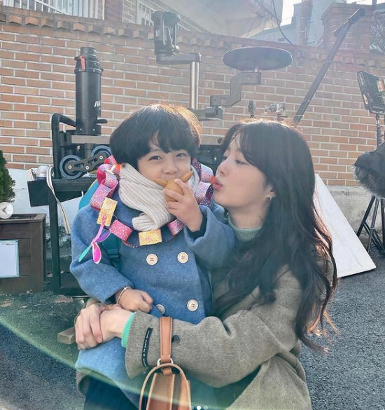 Former Kim Tae-hee daughter  current Hyun-kyung Uhm son ..Hyun-kyung Uhm Woojin is lovelyOn the 17th, Hyun-kyung Uhm posted a picture on his instagram with an article entitled Our Woojin is so cute and lovely to sit on my lap when my legs are sick during shooting.The photo shows the image of Hyun-kyung Uhm and Seo Woo Jin in the filming scene.Seo Woo Jin is smiling broadly as he sits on the knee of the Hyun-kyung Uhm.In the adorable Seo Woo Jin, Hyun-kyung Uhm is sticking out his lips to kiss.Especially, the two of them reveal the friendly hats outside the drama and give a warm heart.Meanwhile, Hyon-kyong Um is appearing with Seo Woo Jin on KBS2 Drama Secret Man which is currently on air.