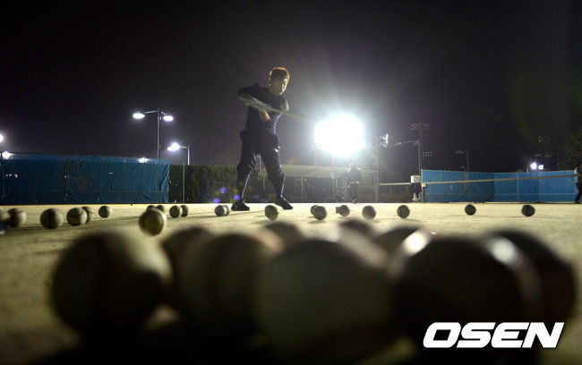 [OSEN=미야자키(일본), 최규한 기자]야간 자율 훈련에 나선 정수빈이 타격 연습을 하고 있다./dreamer@osen.co.kr