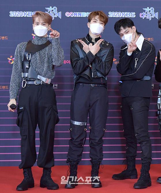 Jackson - Gifted - JB splendid hand signalMembers of Gods Seven (GOT7 - JB, Mark, Jackson, Jin Young, Gifted, Snake Snake, and Yoo Kyum) pose at the red carpet event of the 2020 KBS Song Festival held at KBS in Yeouido, Seoul on the evening of the 18th.