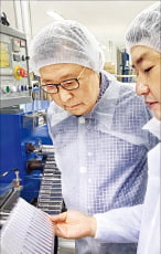 김종인 서일 회장(왼쪽)이 인도네시아 수방공장 생산라인에서 빨대의 품질을 확인하고 있다.  서일 제공