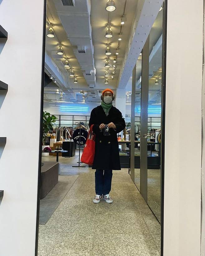 Kim Young-chul, still a sophisticated fashion sense colored wauComedian Kim Young-chul reveals recent statusKim Young-chul wrote on his SNS on December 18, For a long time, Im going to eat with my manager. I want to do it at home!#ootd # earplug # glove # muffler essential beanie bag muffler etc. Color Wau # tumours and posted several photos.Kim Young-chul in the photo showed a unique fashion sense by showing a winter look with a unique color.Kim Young-chul posed in various poses, creating a model-like atmosphere.Meanwhile, Kim Young-chul is appearing on the JTBC entertainment program Knowing Brother.