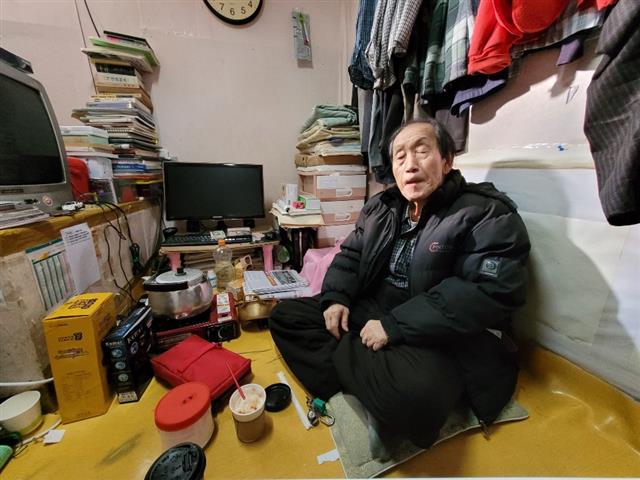 서울 용산구 동자동 쪽방촌에 사는 이승언씨가 얼음장 같은 1평 남짓 쪽방에 앉아 있다.