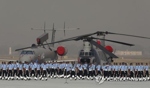 인도 공군이 보유한 치누크 헬기(오른쪽)와 공중조기경보통제기. [AP=연합뉴스]