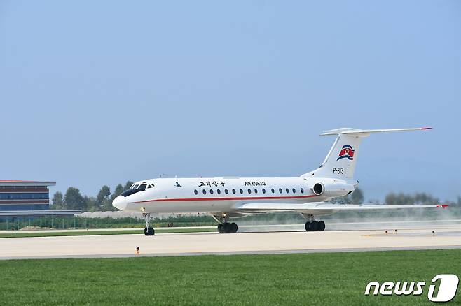 2015년 북한의 두 번째 국제공항으로 문을 연 갈마국제공항 비행장에 고려항공 여객기가 착륙하고 있다. (평화경제연구소 제공) 2020.12.19.© 뉴스1