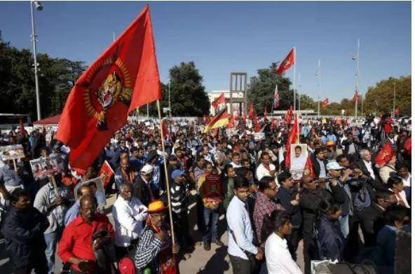 2015년 9월 스위스 제네바에서 수백명의 타밀인들이 스리랑카 내전(1983~2009) 당시 정부군이 저지른 민간인 학살 범죄에 대한 유엔 조사를 촉구하는 집회를 열고 있다. 사진 속 붉은색 깃발은 반군 조직 '타밀엘람해방타이거'의 상징이다. 제네바=EPA 연합뉴스