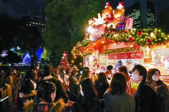 코로나19 대유행 속에서도 지난 16일 일본 도쿄의 한 번화가에 설치된 크리스마스 행사장에 인파가 몰려있다. [EPA=연합뉴스]