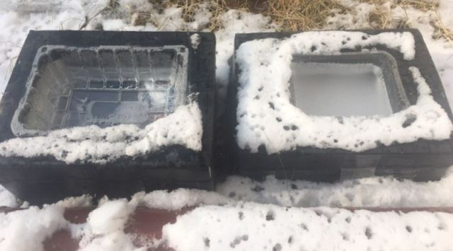 영하 15도의 날씨. 핫팩을 설치한 물그릇(왼쪽)은 얼지 않았지만 보온재를 두지 않은 물그릇(오른쪽)은 완전히 얼었다. 네이버 블로그 건강한밍키