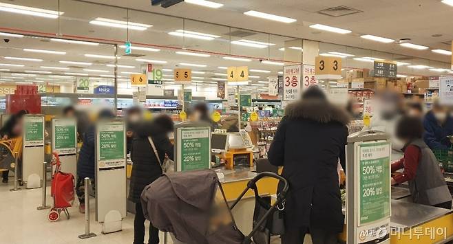 19일 오전 서울 중랑구의 한 대형마트에서 고객들이 계산하고 있다.