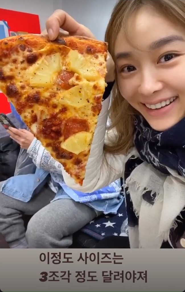 Ock Joo-hyun, Sword Certification [SNScut] with Pizza bigger than faceMusical Actor Ock Joo-hyun has certified a small face.Ock Joo-hyun posted a picture on December 20th with an article entitled This size should run about 3 pieces through the Instagram story.Ock Joo-hyun in the photo is laughing with a bigger Pizza than his face.Ock Joo-hyun, who has shown steady self-management, seems to enjoy Cheating Day with Pizza today, Ock Joo-hyun, who has certified not only pretty beauty but also small face.