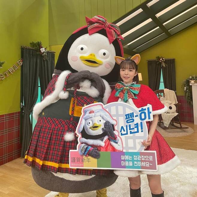 Animal Music Band Park Jin-joo X Pengsoo, Friendly Two Shot Penguin YearsActor Park Jin-joo has released a photo with Pengsoo.On December 20, Park Jin-joo posted a photo on his personal social networking site.Park Jin-joo in the photo is wearing Christmas costume with Pengsoo and poses with friends.Park Jin-joo and Pengsoo recently joined the Christmas Returns project Animal Music Band.The Animal Music Band is a team produced by rock director (Yoon Sang), and participated by Kim I-na and Pengsoo, Soul Bear (Kim Tae-woo) and Park Jin-joo.